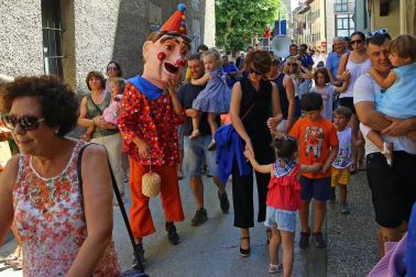 La presidenta y la directora de la ikastola Andra Mari lanzaron el cohete de las fiestas