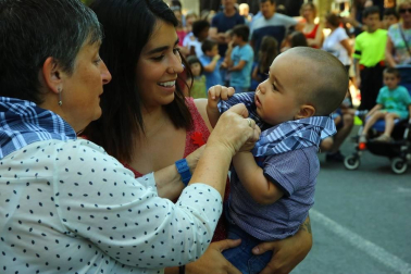 La presidenta y la directora de la ikastola Andra Mari lanzaron el cohete de las fiestas