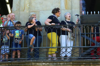 La presidenta y la directora de la ikastola Andra Mari lanzaron el cohete de las fiestas