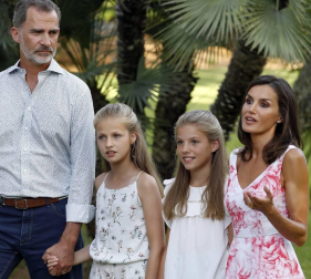 Fotos del tradicional posado de los monarcas y sus hijas que, tras celebrarse el año pasado en el Palacio de la Almudaina, ha vuelto a ser en el Palacio de Marivent.