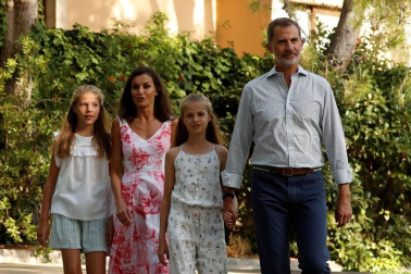Fotos del tradicional posado de los monarcas y sus hijas que, tras celebrarse el año pasado en el Palacio de la Almudaina, ha vuelto a ser en el Palacio de Marivent.