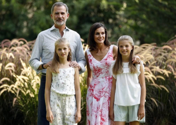 Fotos del tradicional posado de los monarcas y sus hijas que, tras celebrarse el año pasado en el Palacio de la Almudaina, ha vuelto a ser en el Palacio de Marivent.