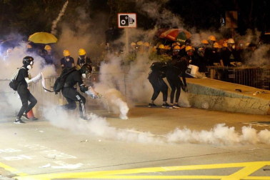 Al menos 20 personas fueron detenidas en la madrugada del domingo 4 de agosto por las protestas celebradas en Hong Kong contra la nueva normativa.