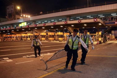 Al menos 20 personas fueron detenidas en la madrugada del domingo 4 de agosto por las protestas celebradas en Hong Kong contra la nueva normativa.