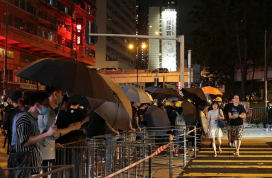 Al menos 20 personas fueron detenidas en la madrugada del domingo 4 de agosto por las protestas celebradas en Hong Kong contra la nueva normativa.
