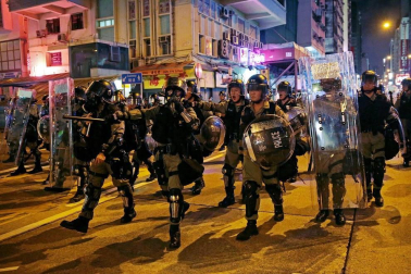 Al menos 20 personas fueron detenidas en la madrugada del domingo 4 de agosto por las protestas celebradas en Hong Kong contra la nueva normativa.