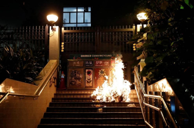 Al menos 20 personas fueron detenidas en la madrugada del domingo 4 de agosto por las protestas celebradas en Hong Kong contra la nueva normativa.