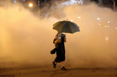 Al menos 20 personas fueron detenidas en la madrugada del domingo 4 de agosto por las protestas celebradas en Hong Kong contra la nueva normativa.