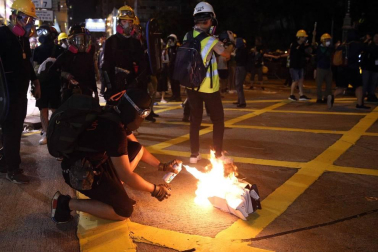 Al menos 20 personas fueron detenidas en la madrugada del domingo 4 de agosto por las protestas celebradas en Hong Kong contra la nueva normativa.