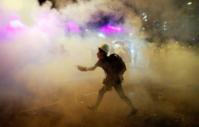 Al menos 20 personas fueron detenidas en la madrugada del domingo 4 de agosto por las protestas celebradas en Hong Kong contra la nueva normativa.