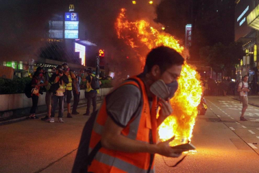 Al menos 20 personas fueron detenidas en la madrugada del domingo 4 de agosto por las protestas celebradas en Hong Kong contra la nueva normativa.