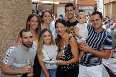Los vecinos de Cárcar celebraron el III Certamen de la Guindilla el sábado 3 de agosto. Una tarde gastronómica en la que se pudieron degustar, además de diferentes pinchos con la guindilla como protagonista, una selección de encurtidos variados, vinos e incluso helados. Para completar la programación se instaló una feria con stands de productos artesanales que animó a vecinos y visitantes a lo largo de la jornada.