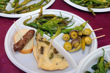 Los vecinos de Cárcar celebraron el III Certamen de la Guindilla el sábado 3 de agosto. Una tarde gastronómica en la que se pudieron degustar, además de diferentes pinchos con la guindilla como protagonista, una selección de encurtidos variados, vinos e incluso helados. Para completar la programación se instaló una feria con stands de productos artesanales que animó a vecinos y visitantes a lo largo de la jornada.