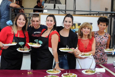 Los vecinos de Cárcar celebraron el III Certamen de la Guindilla el sábado 3 de agosto. Una tarde gastronómica en la que se pudieron degustar, además de diferentes pinchos con la guindilla como protagonista, una selección de encurtidos variados, vinos e incluso helados. Para completar la programación se instaló una feria con stands de productos artesanales que animó a vecinos y visitantes a lo largo de la jornada.
