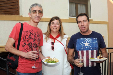 Los vecinos de Cárcar celebraron el III Certamen de la Guindilla el sábado 3 de agosto. Una tarde gastronómica en la que se pudieron degustar, además de diferentes pinchos con la guindilla como protagonista, una selección de encurtidos variados, vinos e incluso helados. Para completar la programación se instaló una feria con stands de productos artesanales que animó a vecinos y visitantes a lo largo de la jornada.