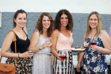 Los vecinos de Cárcar celebraron el III Certamen de la Guindilla el sábado 3 de agosto. Una tarde gastronómica en la que se pudieron degustar, además de diferentes pinchos con la guindilla como protagonista, una selección de encurtidos variados, vinos e incluso helados. Para completar la programación se instaló una feria con stands de productos artesanales que animó a vecinos y visitantes a lo largo de la jornada.
