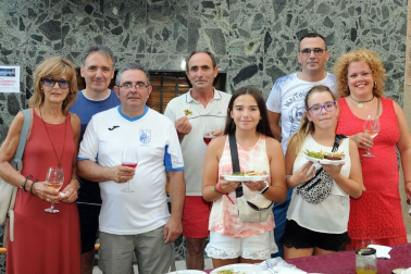 Los vecinos de Cárcar celebraron el III Certamen de la Guindilla el sábado 3 de agosto. Una tarde gastronómica en la que se pudieron degustar, además de diferentes pinchos con la guindilla como protagonista, una selección de encurtidos variados, vinos e incluso helados. Para completar la programación se instaló una feria con stands de productos artesanales que animó a vecinos y visitantes a lo largo de la jornada.