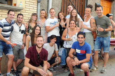 Los vecinos de Cárcar celebraron el III Certamen de la Guindilla el sábado 3 de agosto. Una tarde gastronómica en la que se pudieron degustar, además de diferentes pinchos con la guindilla como protagonista, una selección de encurtidos variados, vinos e incluso helados. Para completar la programación se instaló una feria con stands de productos artesanales que animó a vecinos y visitantes a lo largo de la jornada.