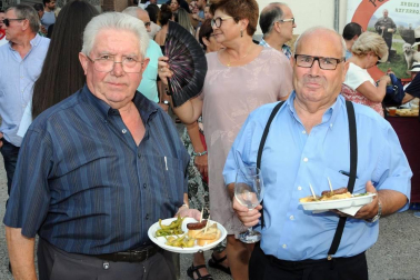 Los vecinos de Cárcar celebraron el III Certamen de la Guindilla el sábado 3 de agosto. Una tarde gastronómica en la que se pudieron degustar, además de diferentes pinchos con la guindilla como protagonista, una selección de encurtidos variados, vinos e incluso helados. Para completar la programación se instaló una feria con stands de productos artesanales que animó a vecinos y visitantes a lo largo de la jornada.