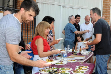 Los vecinos de Cárcar celebraron el III Certamen de la Guindilla el sábado 3 de agosto. Una tarde gastronómica en la que se pudieron degustar, además de diferentes pinchos con la guindilla como protagonista, una selección de encurtidos variados, vinos e incluso helados. Para completar la programación se instaló una feria con stands de productos artesanales que animó a vecinos y visitantes a lo largo de la jornada.