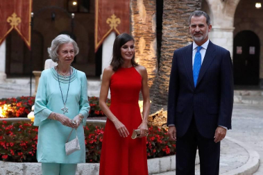 Los Reyes ofrecieron la tradicional recepción que cada verano congrega a representantes de la sociedad balear