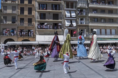 Todas las fotos de la despedida de los gigantes en fiestas de Estella en Diario de Navarra