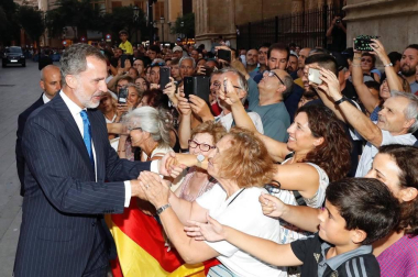 Los Reyes ofrecieron la tradicional recepción que cada verano congrega a representantes de la sociedad balear