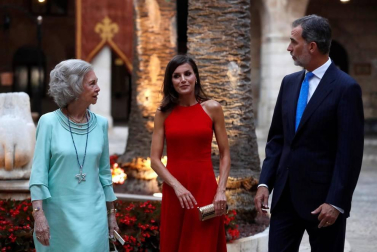 Los Reyes ofrecieron la tradicional recepción que cada verano congrega a representantes de la sociedad balear