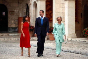 Los Reyes ofrecieron la tradicional recepción que cada verano congrega a representantes de la sociedad balear