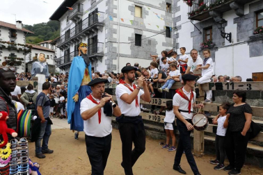 Fotos de la 'Ezpeta-Dantza' de Leitza