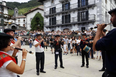 Fotos de la 'Ezpeta-Dantza' de Leitza