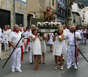 Todas las fotos de la procesión y concentración de gigantes de fiestas de Aoiz 2019