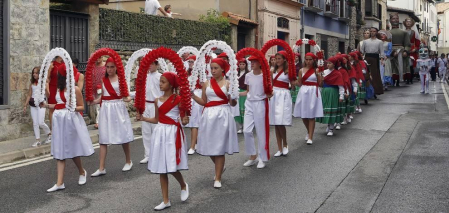 Todas las fotos de la procesión y concentración de gigantes de fiestas de Aoiz 2019