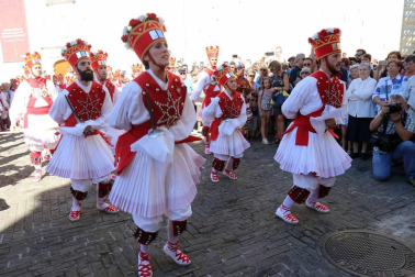El Casco Antiguo de Pamplona se despide de las fiestas de San Fermín de Aldapa con la procesión y la salida de la Comparsa y dantzaris