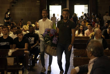 Fotos de la tradicional visita y ofrenda de la plantilla, cuerpo técnico y directivos de Osasuna a San Francisco Javier.
