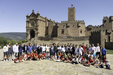 Fotos de la tradicional visita y ofrenda de la plantilla, cuerpo técnico y directivos de Osasuna a San Francisco Javier.