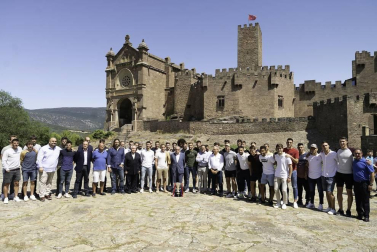 Fotos de la tradicional visita y ofrenda de la plantilla, cuerpo técnico y directivos de Osasuna a San Francisco Javier.