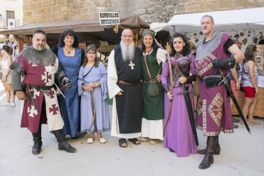 La belleza del casco urbano de Olite y su palacio real se ve multiplicada durante el desarrollo de las Fiestas Medievales, que este año han alcanzado su edición número veintiséis. Las calles se engalanan con pendones, escudos e insignias y se llenan de personajes ataviados a la antigua usanza. Una invitación a viajar en el tiempo.