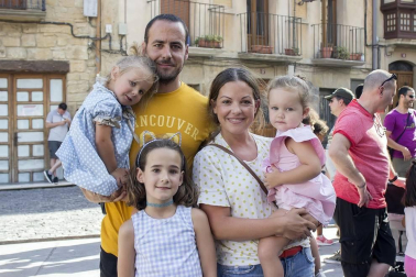La belleza del casco urbano de Olite y su palacio real se ve multiplicada durante el desarrollo de las Fiestas Medievales, que este año han alcanzado su edición número veintiséis. Las calles se engalanan con pendones, escudos e insignias y se llenan de personajes ataviados a la antigua usanza. Una invitación a viajar en el tiempo.