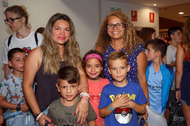Durante estos meses de vacaciones, son muchas las localidades que incluyen en su programación sesiones de cine familiar. En el caso de Burlada, la cita es en la misma Casa de Cultura. El viernes 9 de agosto la cámara de ¡Click! se acercó hasta este lugar para disfrutar junto a los vecinos de la película 'El mejor verano de mi vida'.