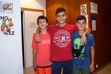 Durante estos meses de vacaciones, son muchas las localidades que incluyen en su programación sesiones de cine familiar. En el caso de Burlada, la cita es en la misma Casa de Cultura. El viernes 9 de agosto la cámara de ¡Click! se acercó hasta este lugar para disfrutar junto a los vecinos de la película 'El mejor verano de mi vida'.