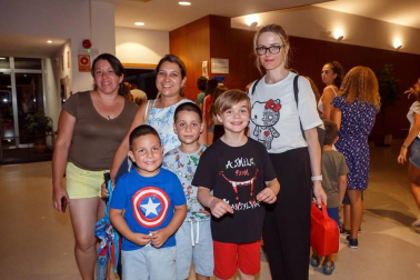 Durante estos meses de vacaciones, son muchas las localidades que incluyen en su programación sesiones de cine familiar. En el caso de Burlada, la cita es en la misma Casa de Cultura. El viernes 9 de agosto la cámara de ¡Click! se acercó hasta este lugar para disfrutar junto a los vecinos de la película 'El mejor verano de mi vida'.