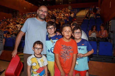 Durante estos meses de vacaciones, son muchas las localidades que incluyen en su programación sesiones de cine familiar. En el caso de Burlada, la cita es en la misma Casa de Cultura. El viernes 9 de agosto la cámara de ¡Click! se acercó hasta este lugar para disfrutar junto a los vecinos de la película 'El mejor verano de mi vida'.