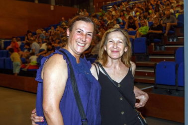 Durante estos meses de vacaciones, son muchas las localidades que incluyen en su programación sesiones de cine familiar. En el caso de Burlada, la cita es en la misma Casa de Cultura. El viernes 9 de agosto la cámara de ¡Click! se acercó hasta este lugar para disfrutar junto a los vecinos de la película 'El mejor verano de mi vida'.