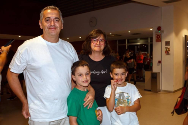 Durante estos meses de vacaciones, son muchas las localidades que incluyen en su programación sesiones de cine familiar. En el caso de Burlada, la cita es en la misma Casa de Cultura. El viernes 9 de agosto la cámara de ¡Click! se acercó hasta este lugar para disfrutar junto a los vecinos de la película 'El mejor verano de mi vida'.