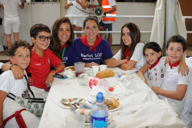 Del 3 al 11 de agosto, los vecinos de Carcastillo se vistieron de blanco y rojo para celebrar sus fiestas grandes. En el programa festivo no faltaron días dedicados a la mujer, al niño, a las peñas o al jubilado, pero uno de los más esperados fue el protagonizado por los calderetes, que se celebraron el sábado 10 de agosto.