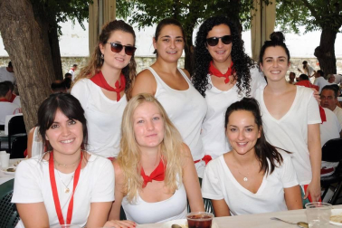 Del 3 al 11 de agosto, los vecinos de Carcastillo se vistieron de blanco y rojo para celebrar sus fiestas grandes. En el programa festivo no faltaron días dedicados a la mujer, al niño, a las peñas o al jubilado, pero uno de los más esperados fue el protagonizado por los calderetes, que se celebraron el sábado 10 de agosto.