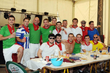 Del 3 al 11 de agosto, los vecinos de Carcastillo se vistieron de blanco y rojo para celebrar sus fiestas grandes. En el programa festivo no faltaron días dedicados a la mujer, al niño, a las peñas o al jubilado, pero uno de los más esperados fue el protagonizado por los calderetes, que se celebraron el sábado 10 de agosto.