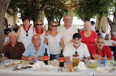 Del 3 al 11 de agosto, los vecinos de Carcastillo se vistieron de blanco y rojo para celebrar sus fiestas grandes. En el programa festivo no faltaron días dedicados a la mujer, al niño, a las peñas o al jubilado, pero uno de los más esperados fue el protagonizado por los calderetes, que se celebraron el sábado 10 de agosto.