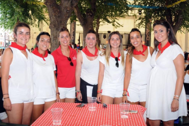 Del 3 al 11 de agosto, los vecinos de Carcastillo se vistieron de blanco y rojo para celebrar sus fiestas grandes. En el programa festivo no faltaron días dedicados a la mujer, al niño, a las peñas o al jubilado, pero uno de los más esperados fue el protagonizado por los calderetes, que se celebraron el sábado 10 de agosto.